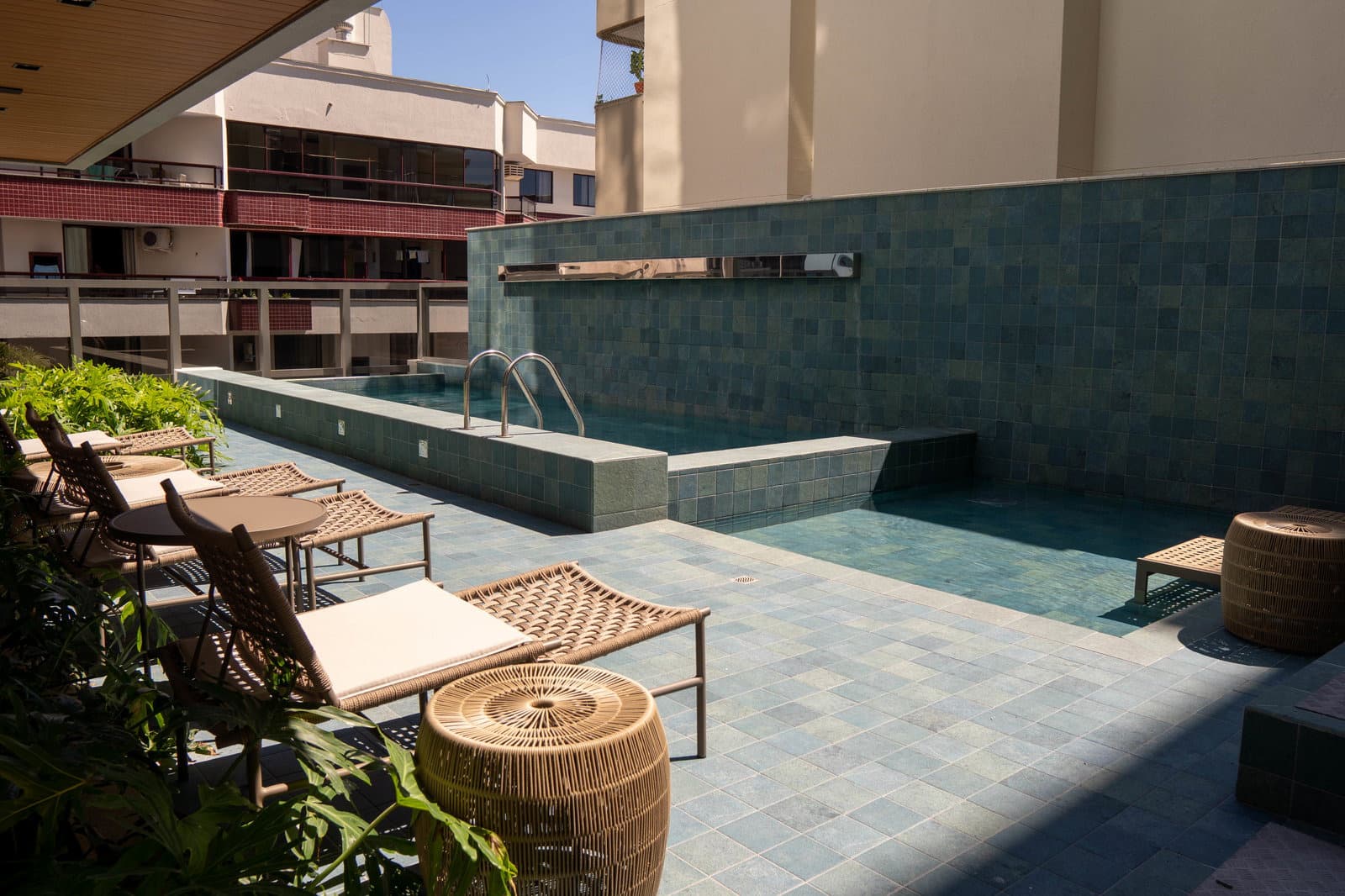 Vista geral do deck das piscinas do Mares do Sul, em Meia Praia, Itapema