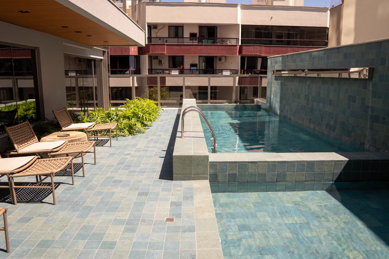 Piscina aquecida do Mares do Sul, em Meia Praia, Itapema