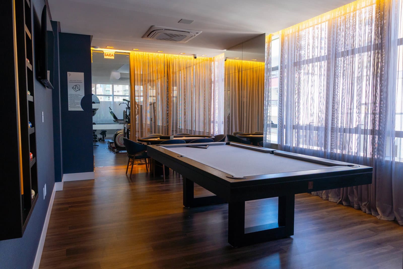 Sala de jogos com bilhar e vista do Mares do Sul, em Meia Praia