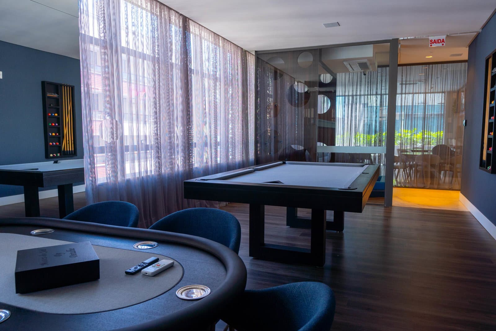 Sala de jogos do Mares do Sul, com bilhar, em Meia Praia