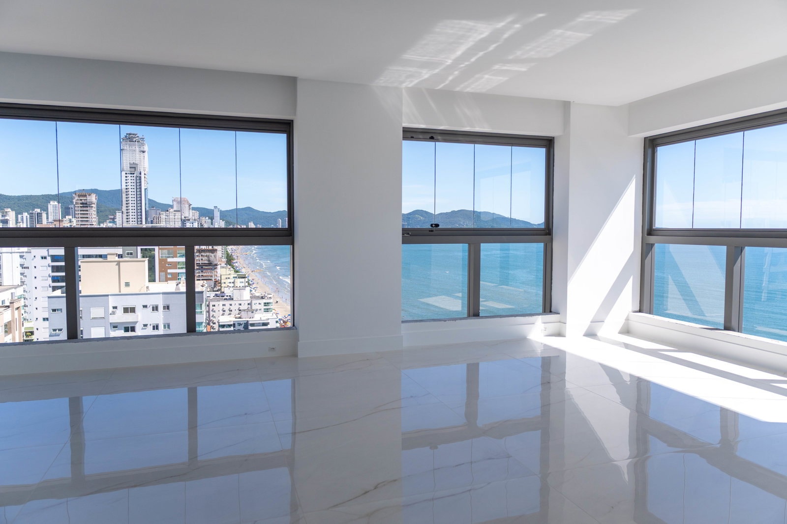 Vista da praia e da orla de Meia Praia a partir do living de um apartamento do Mares do Sul