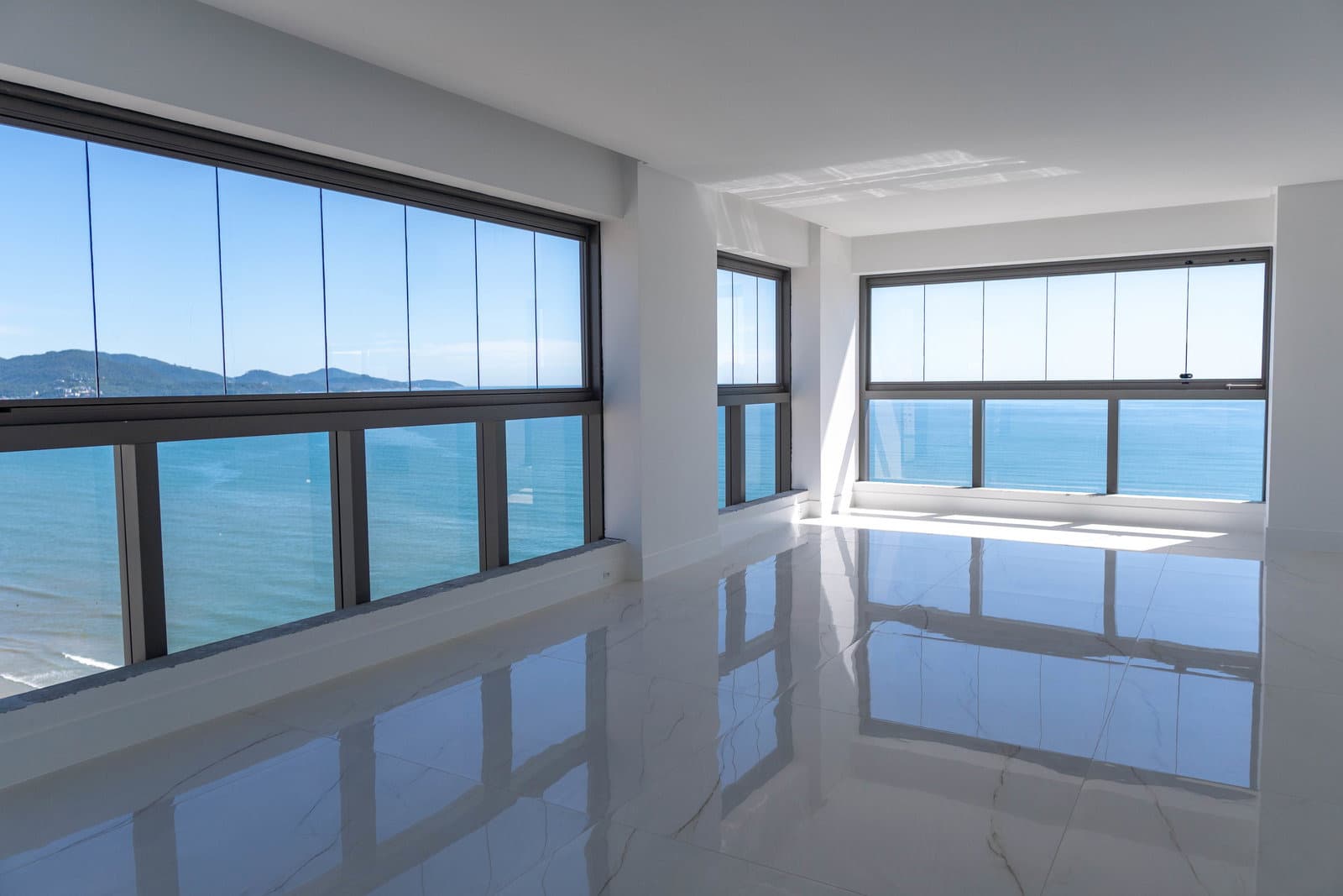 Vista do mar a partir de um apartamento do Mares do Sul, na quadra do mar de Meia Praia