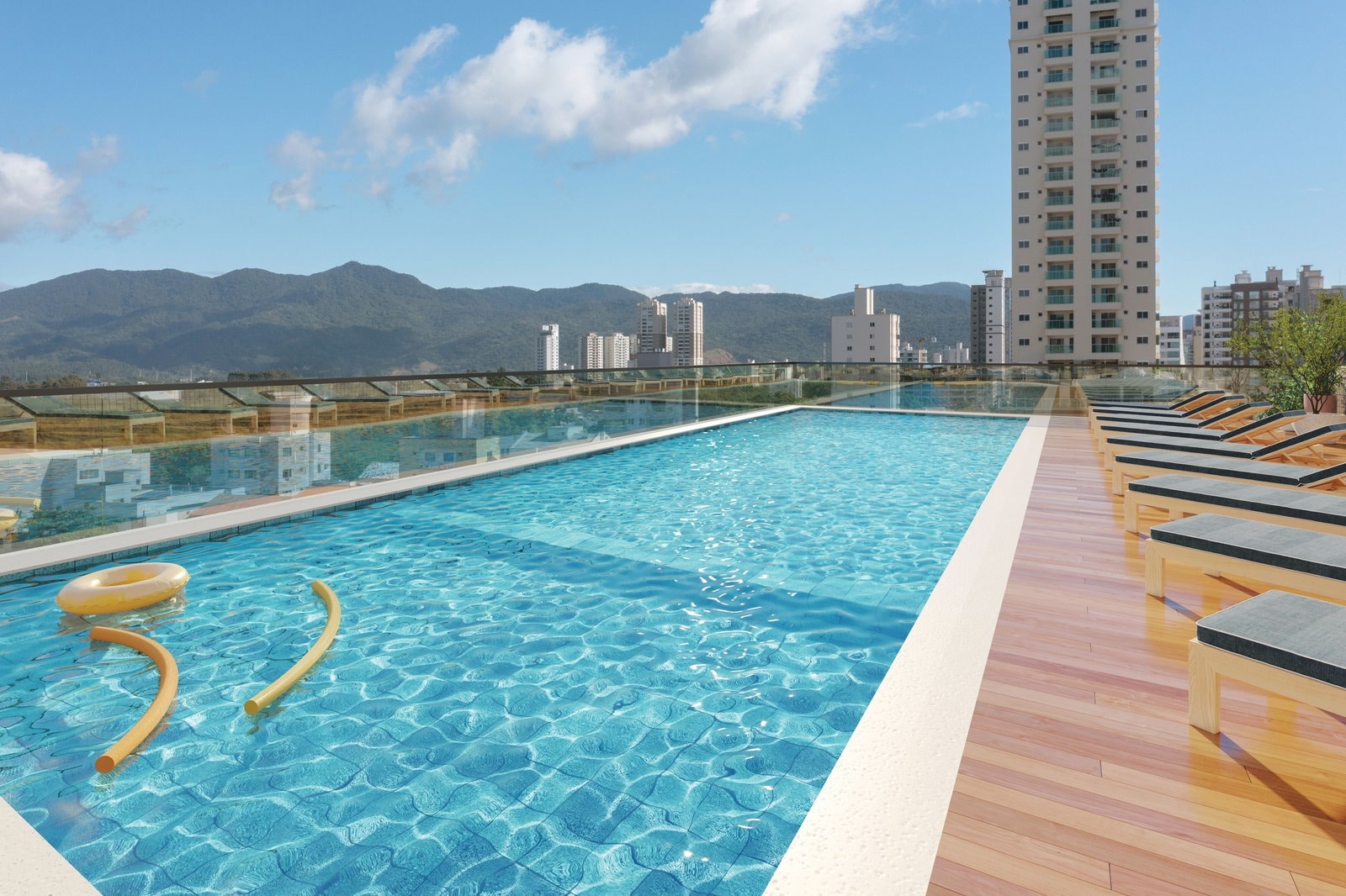Piscina aquecida com raia e vista para as montanhas no Monte Solaro, em Meia Praia, Itapema