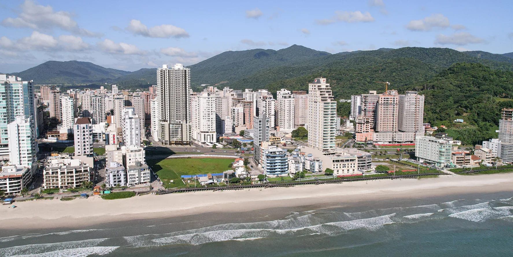 Vista aérea da Meia Praia, em Itapema, onde fica o Onix Towers Residence