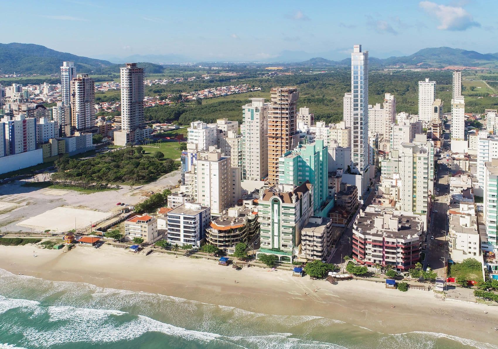 Vista aérea da Meia Praia, em Itapema, onde fica o Palazzo Royale