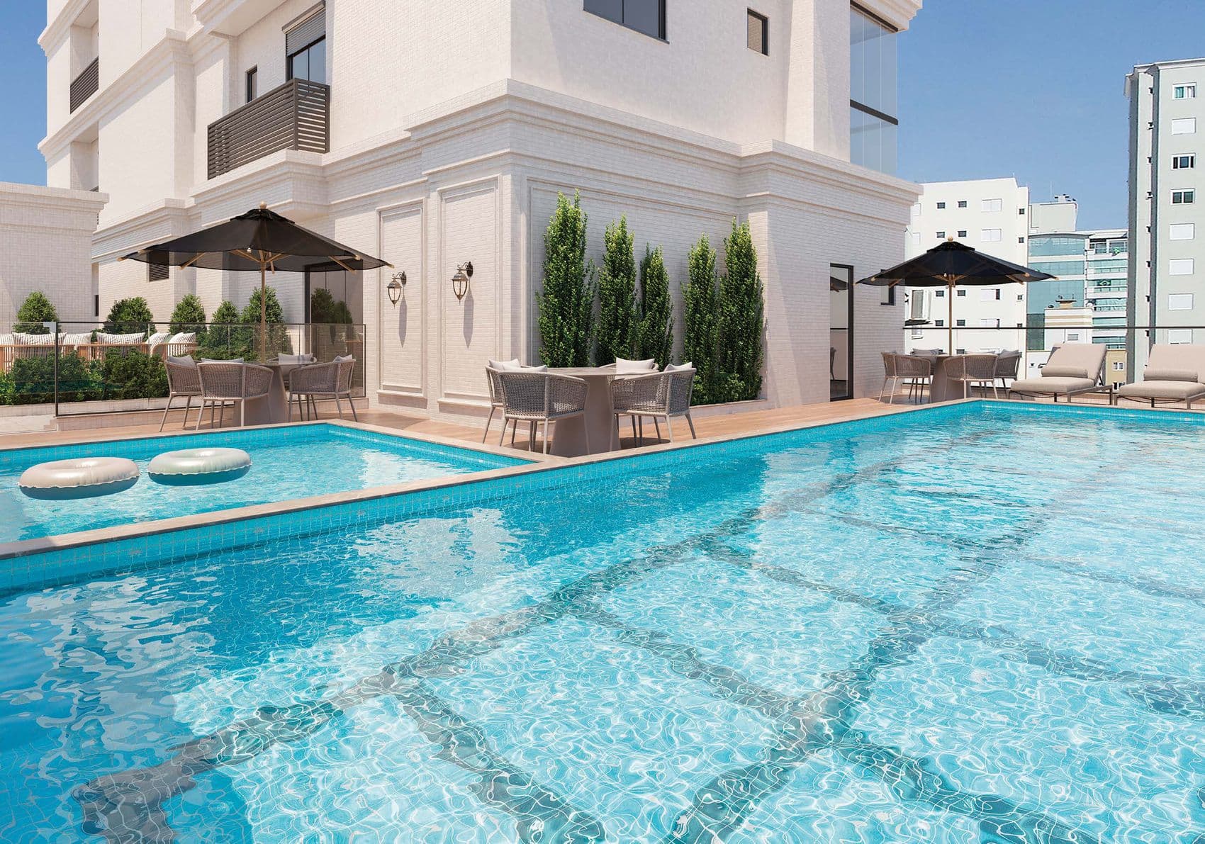 Piscina adulto e infantil com amplo deck do Palazzo Royale, na Meia Praia, Itapema
