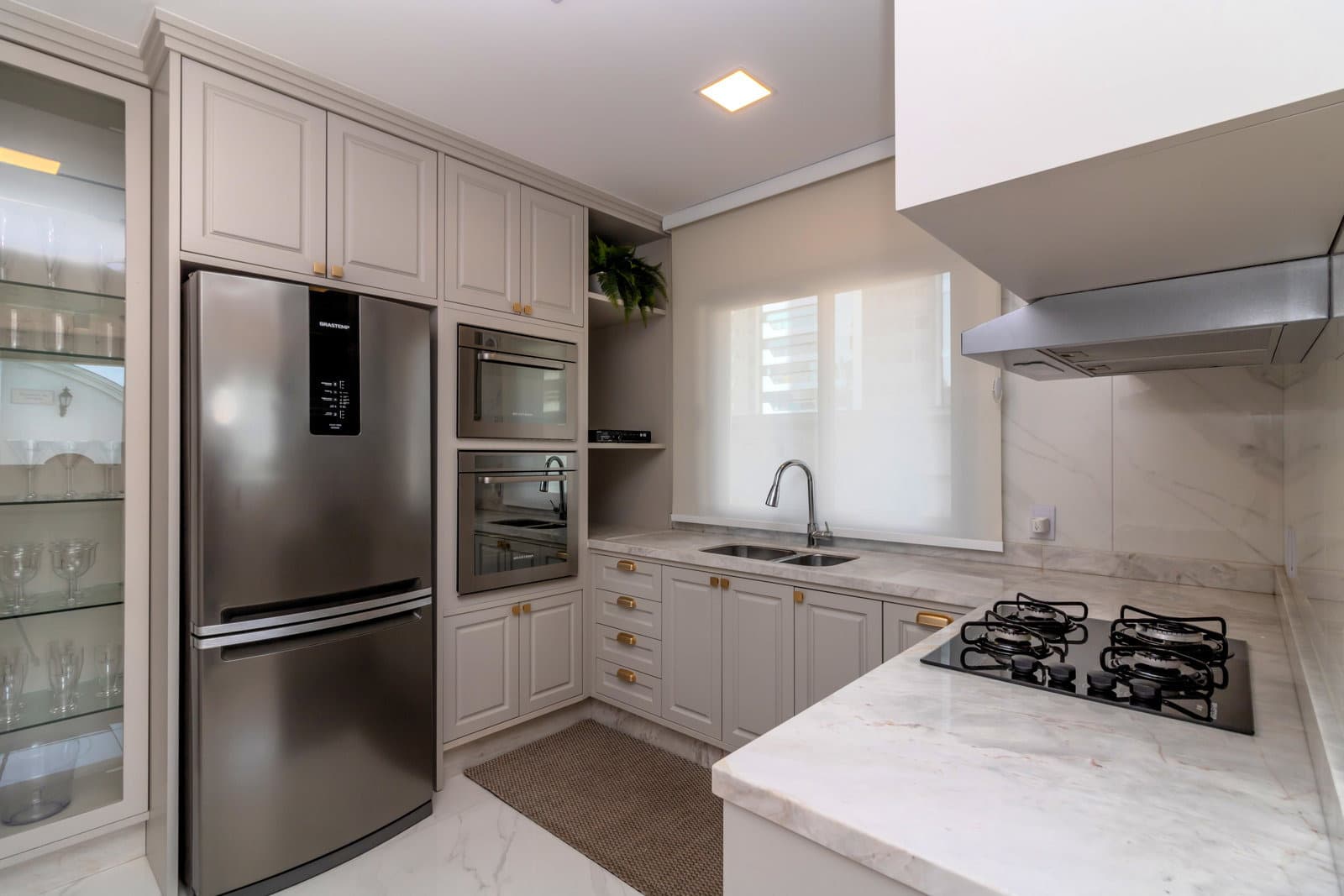 Cozinha de um apartamento do Paramount Tower, em Meia Praia