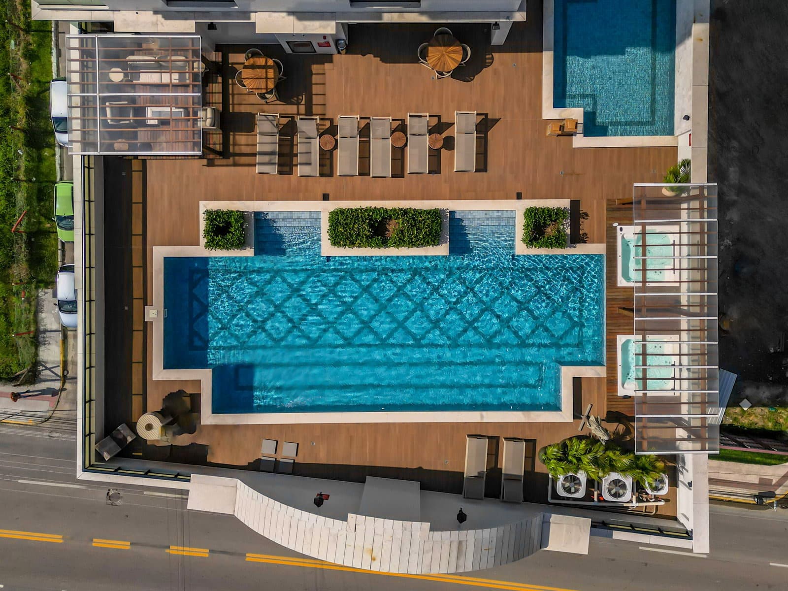 Vista aérea do deck das piscinas do Paramount Tower, em Meia Praia