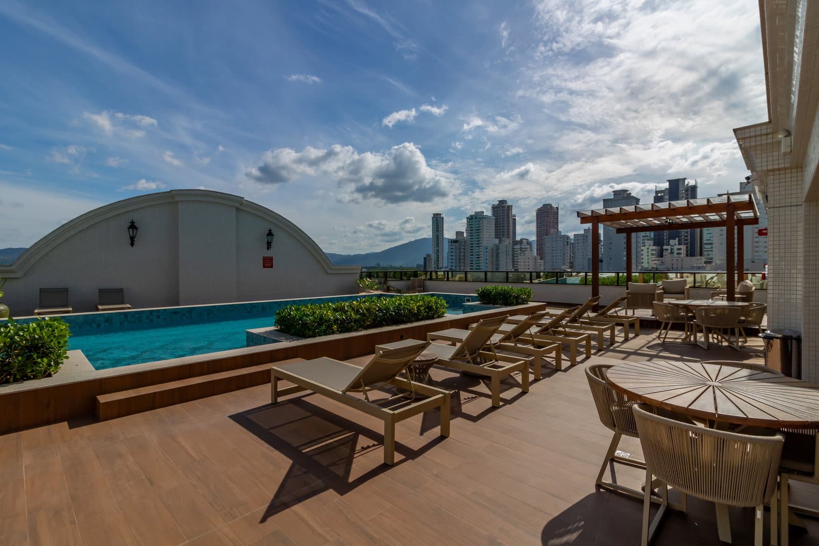 Deck das piscinas do Paramount Tower, em Meia Praia, Itapema