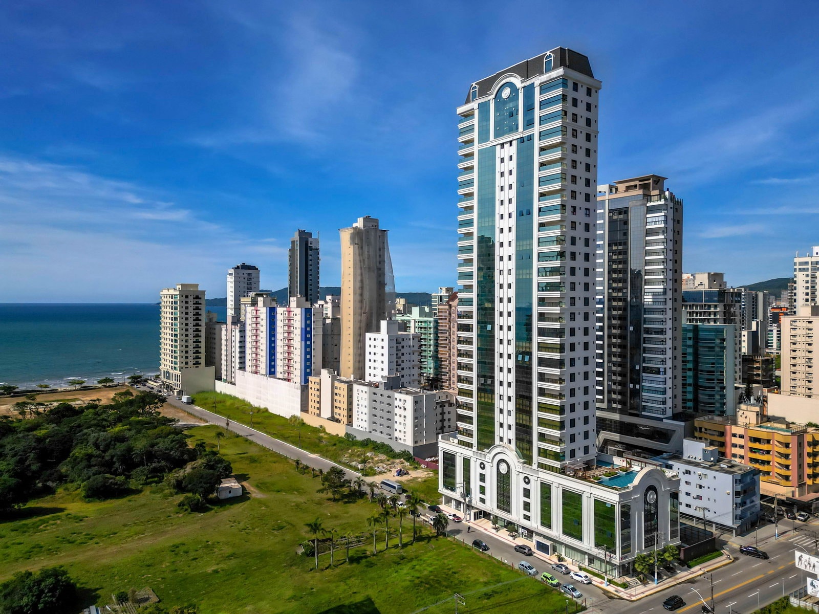 Paramount Tower Residence visto do alto, com o mar de Meia Praia ao fundo, em Itapema