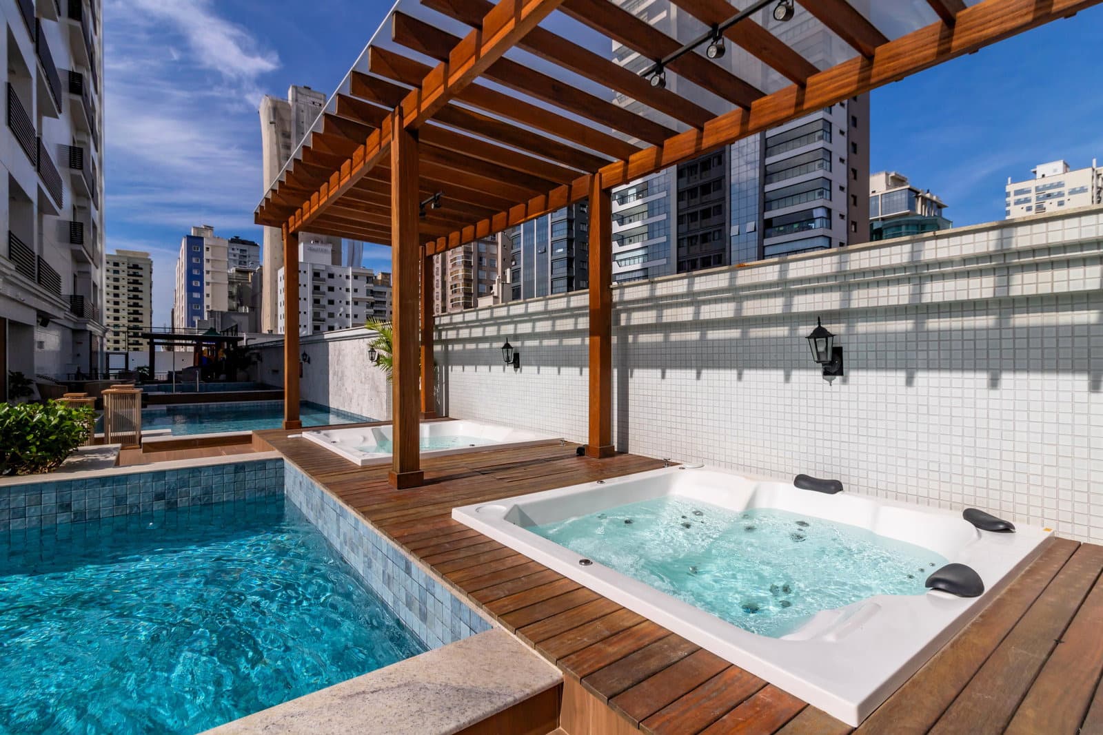Hidromassagem com pergolado do Paramount Tower, em Meia Praia