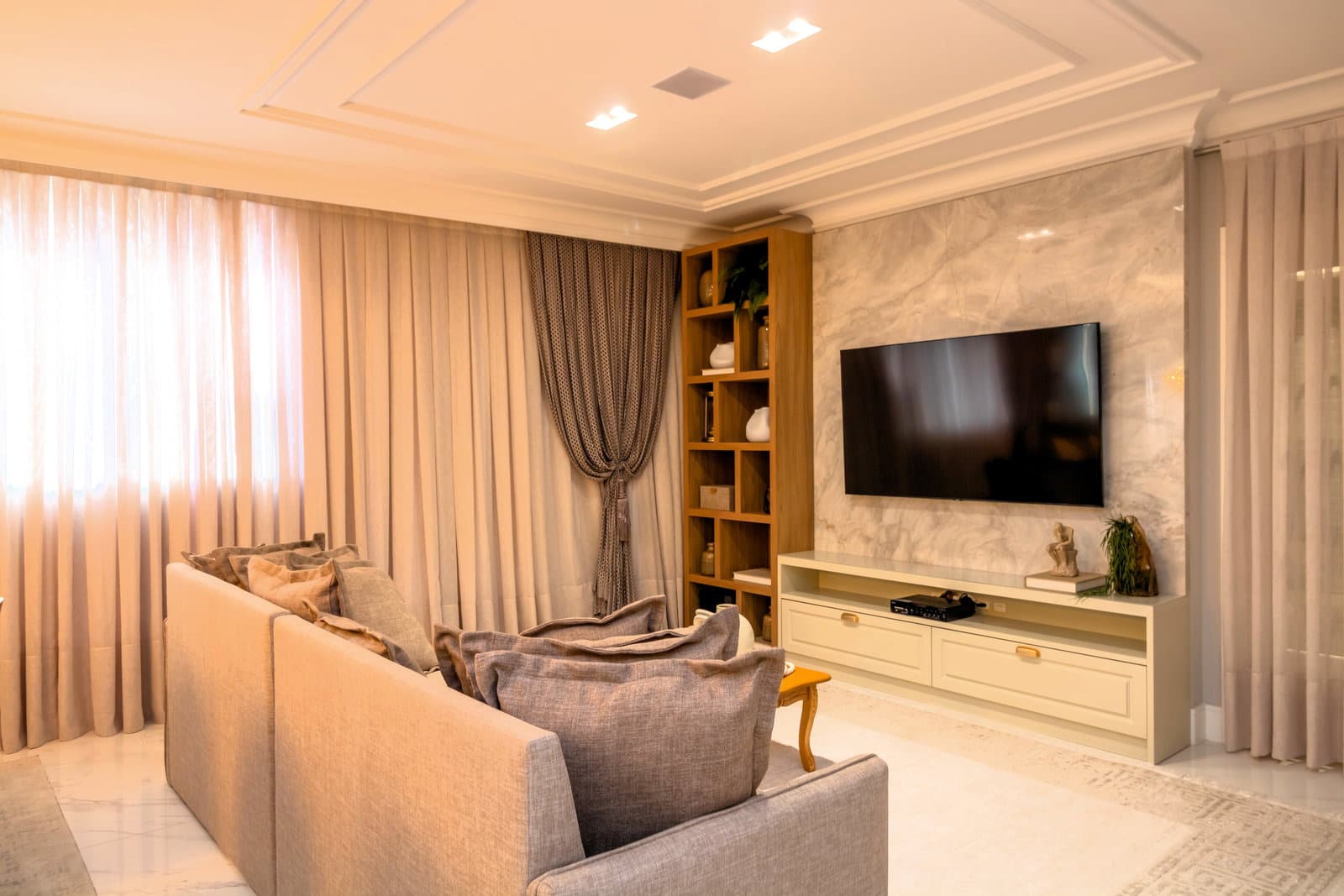Living de um apartamento do Paramount Tower, em Meia Praia, Itapema