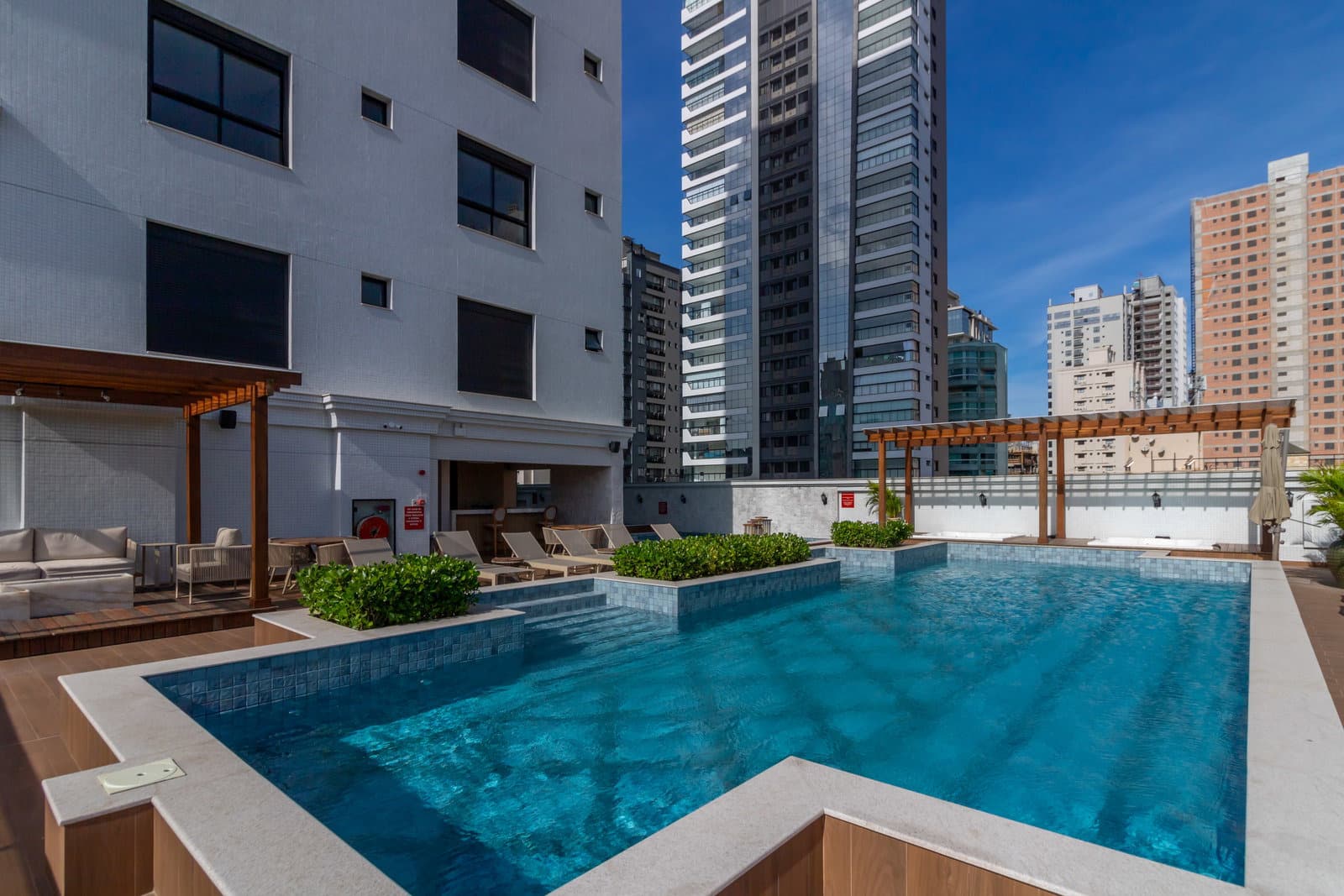 Piscina do Paramount Tower, em Meia Praia, Itapema
