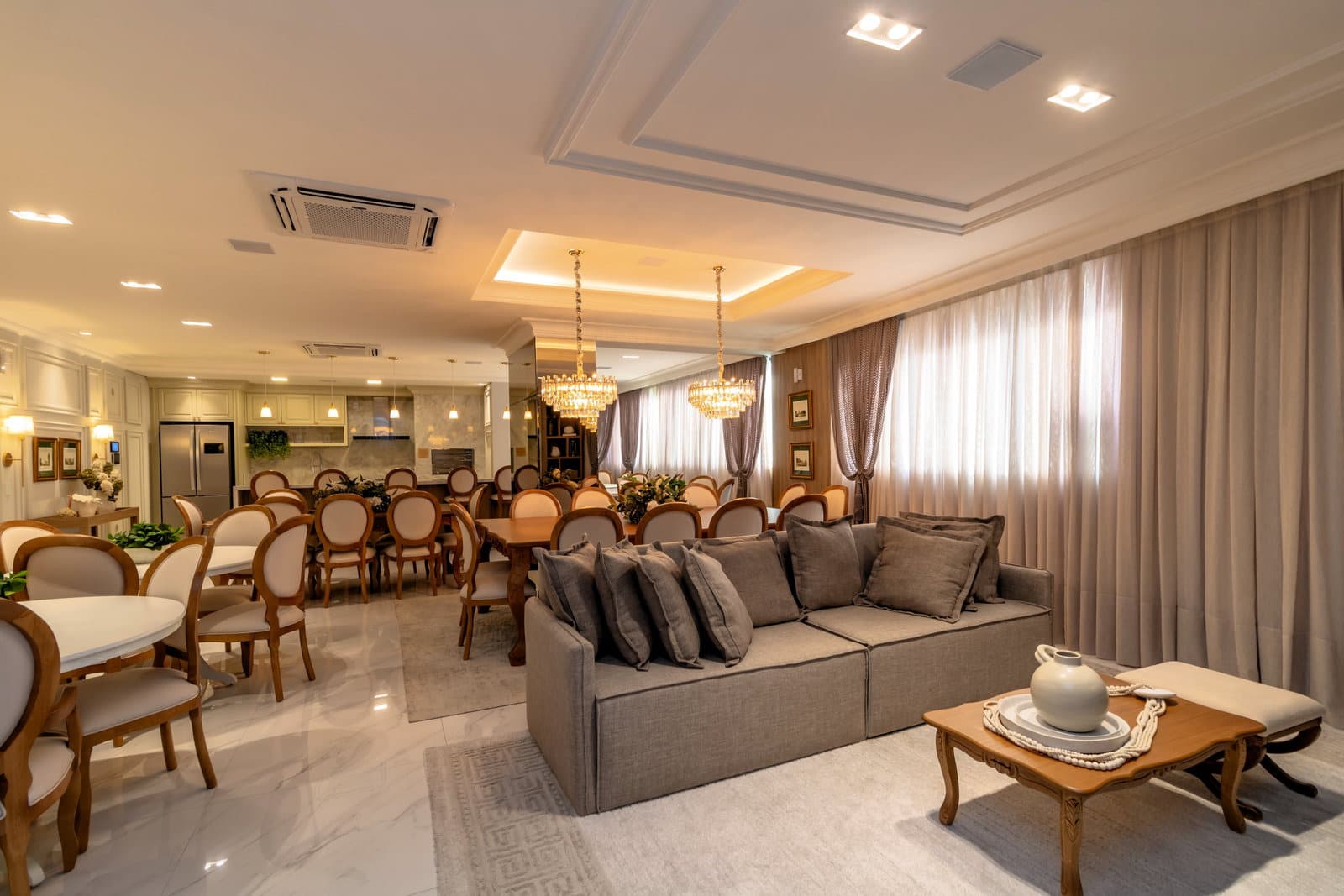 Sala de estar e jantar de um apartamento do Paramount Tower