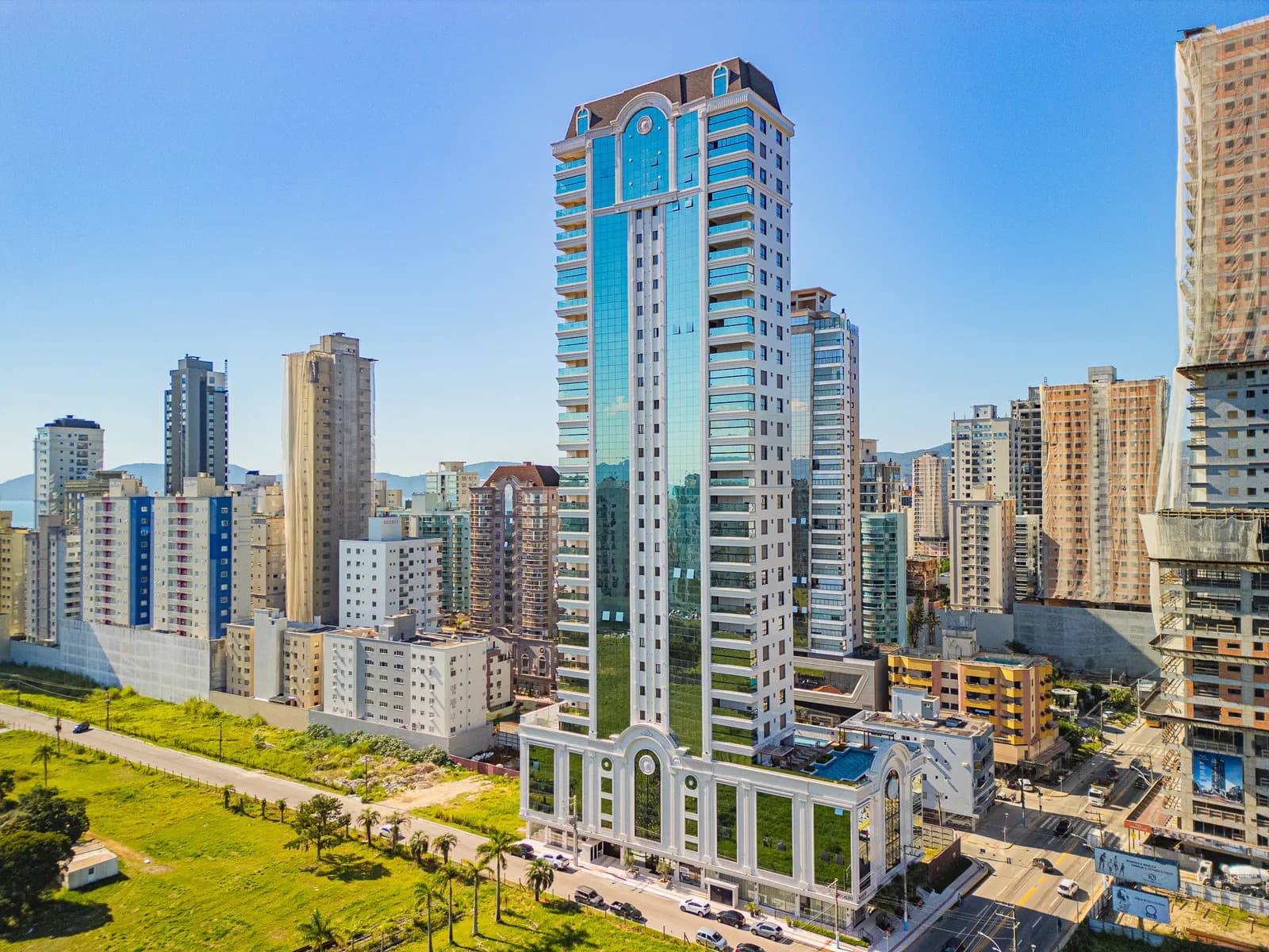 Torre do Paramount Tower Residence vista do alto, na Rua 313, Meia Praia, Itapema