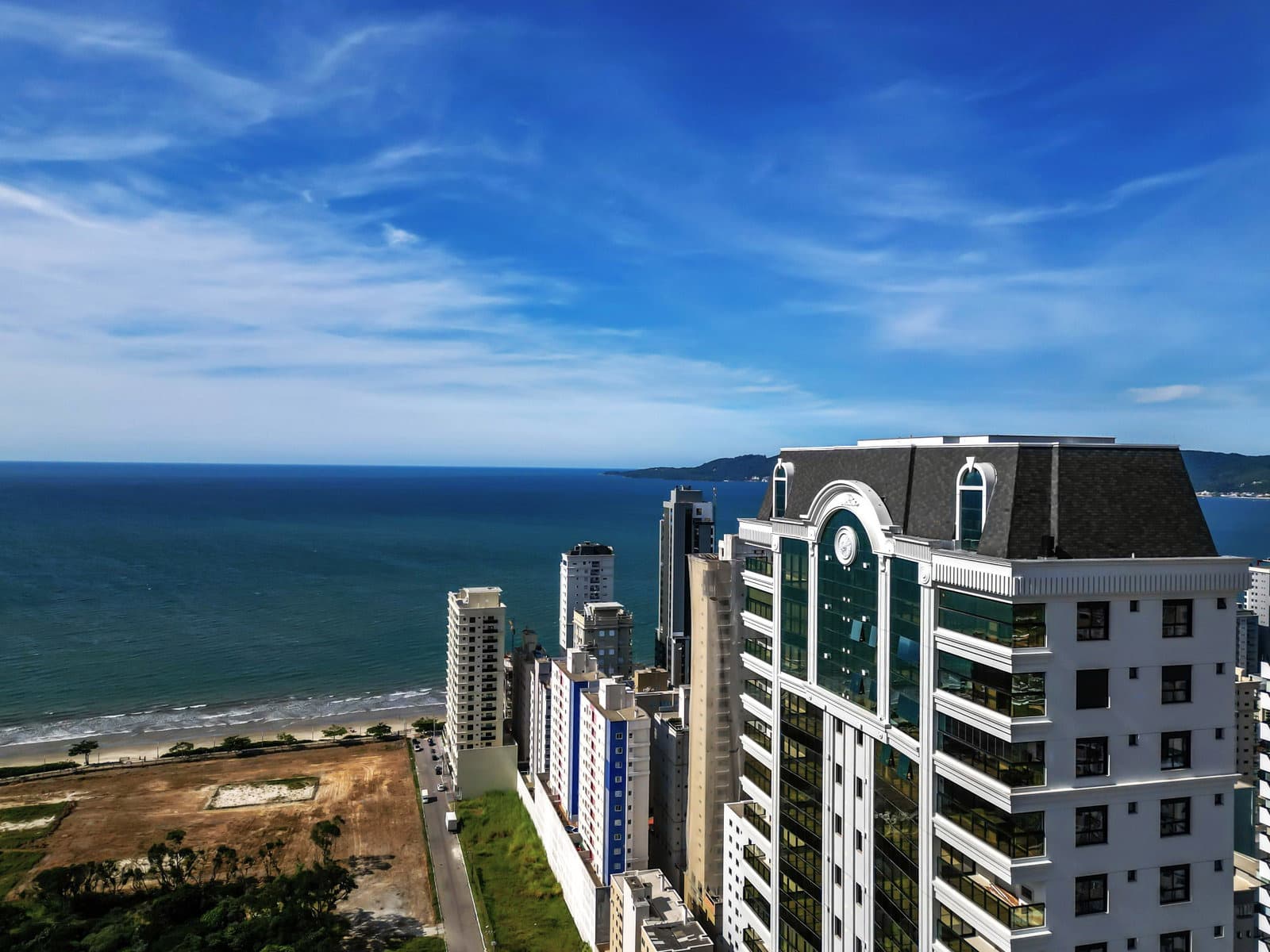 Paramount Tower e a orla de Meia Praia vistos do alto, em Itapema
