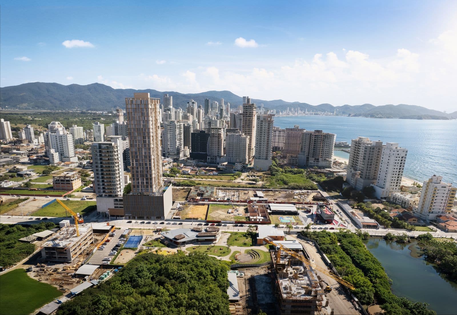 Vista aérea do Balneário Perequê, em Porto Belo, com o Park Lane e o mar ao fundo