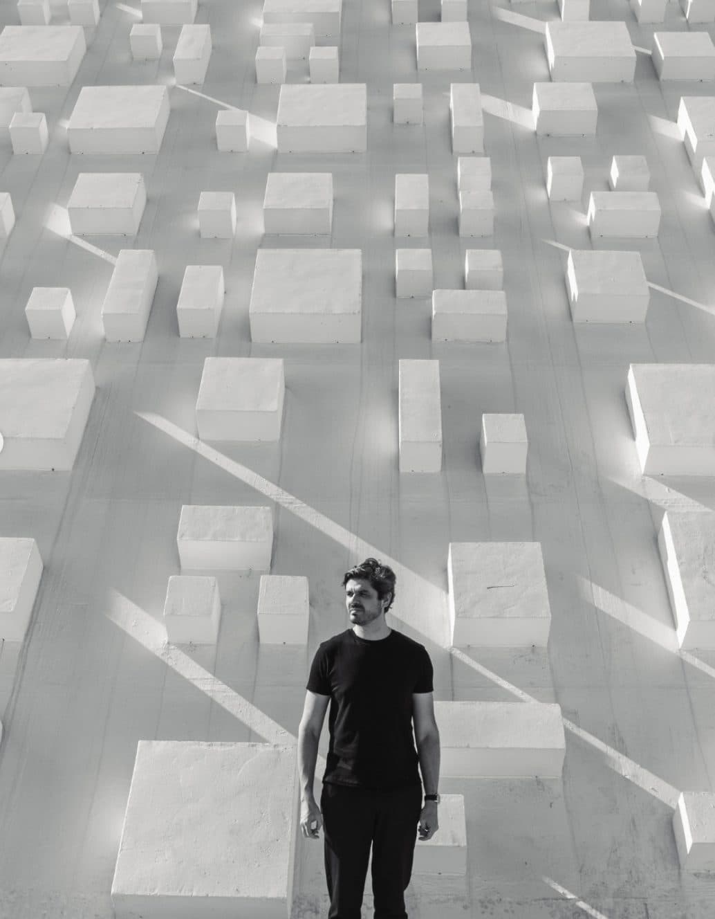 Retrato do arquiteto Léo Maia, autor do projeto do Park Lane, diante de uma maquete urbana