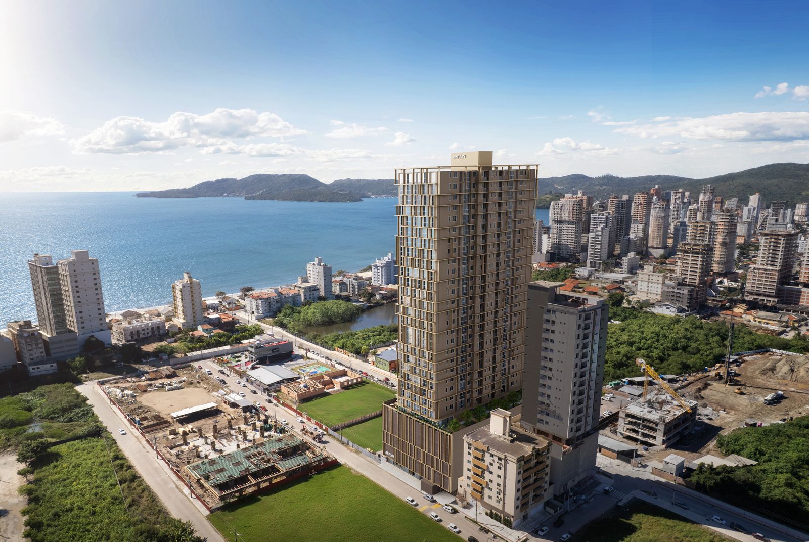 Torre do Park Lane no Balneário Perequê, Porto Belo, com o mar e a Ilha de Porto Belo ao fundo