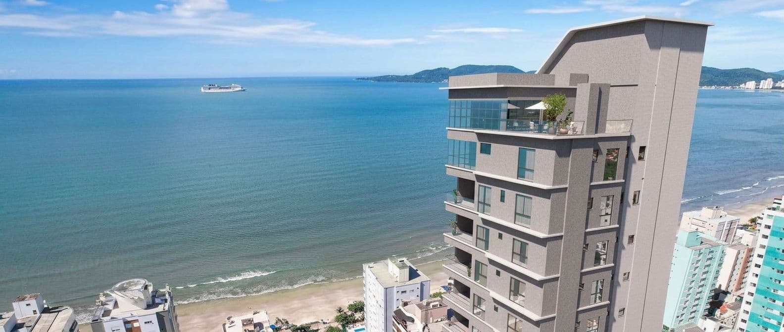 Torre do Pirita em quadra mar na Meia Praia, Itapema, com a orla e o mar ao lado