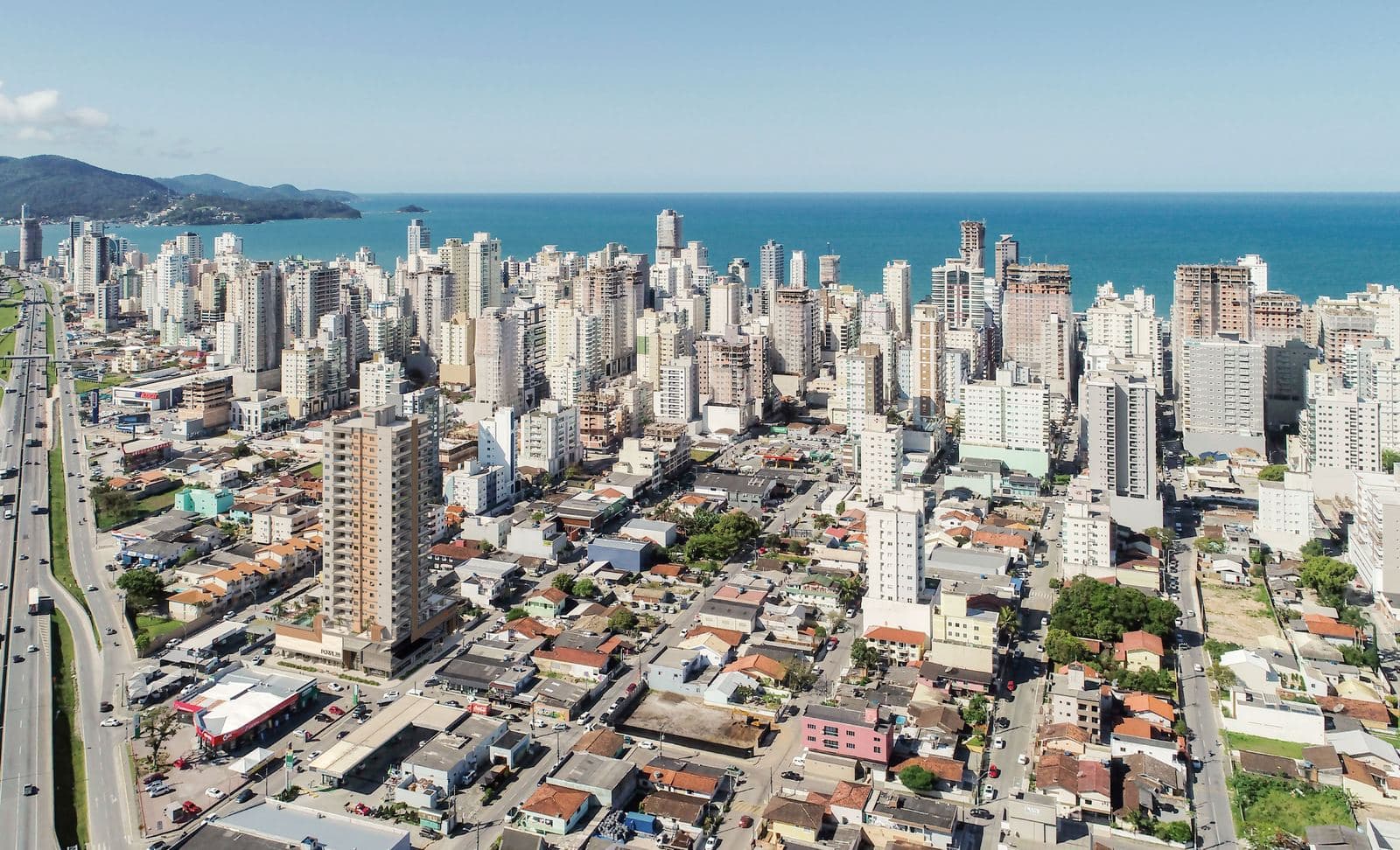 Vista aérea da Meia Praia mostrando a localização do Portal 246, em Itapema