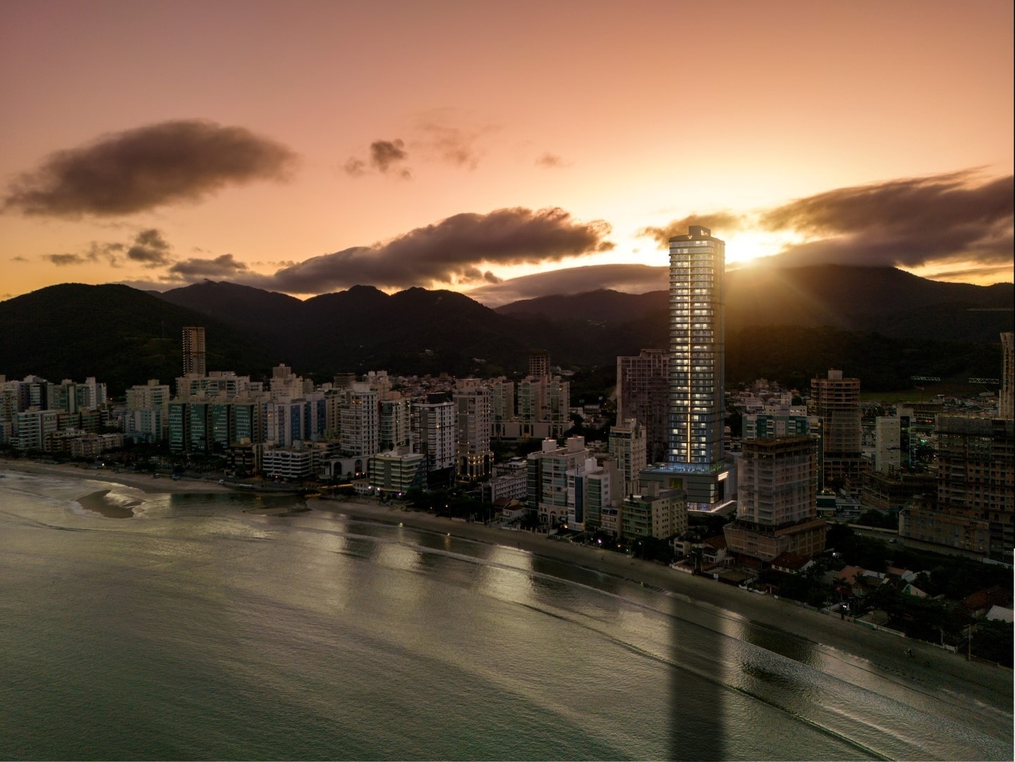 Torre do Principado de Mônaco sobre a orla do Centro de Itapema ao pôr do sol