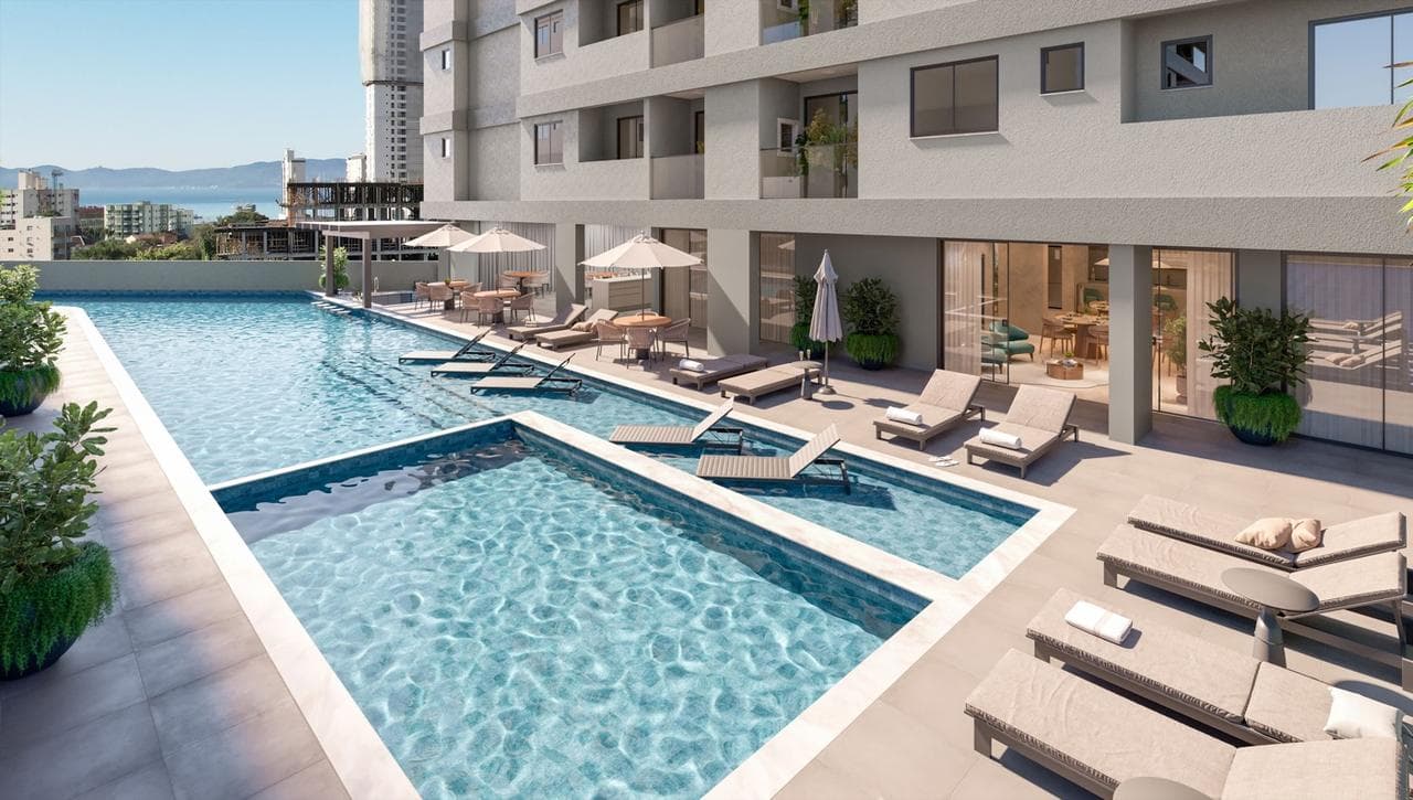 Piscina com prainha e espreguiçadeiras do Riviera Home Club