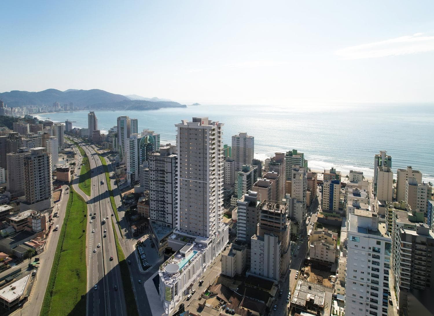 Vista aérea da Meia Praia com o mar de Itapema, próximo ao Rubelita Palace Residence