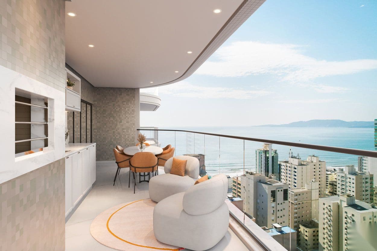 Sacada com vista para o mar e a cidade de um apartamento do Rubelita Palace Residence, em Itapema