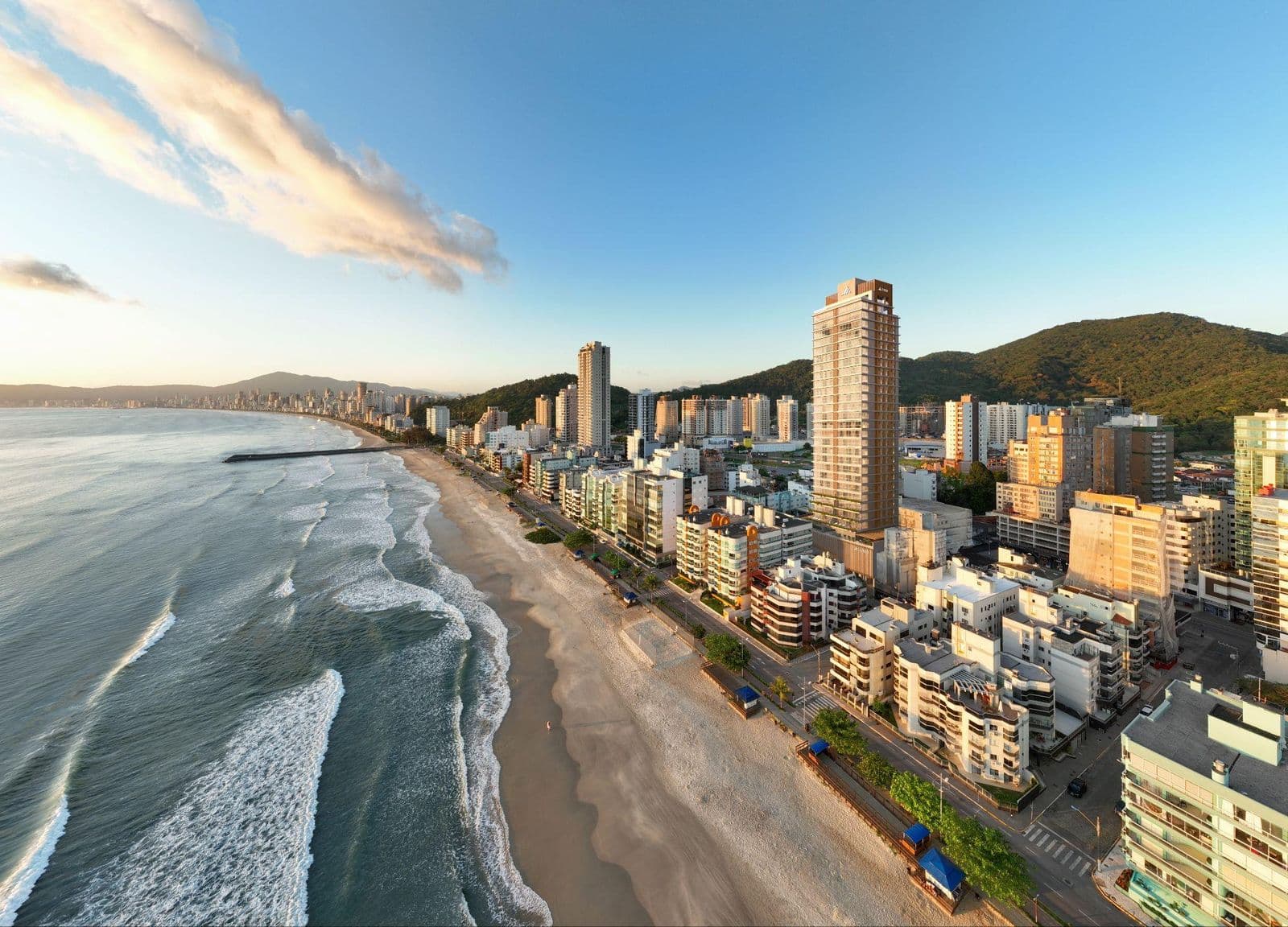 Vista aérea da orla do Centro de Itapema, Santa Catarina