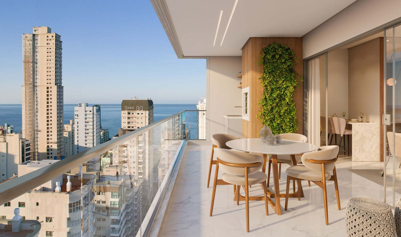 Sacada com churrasqueira e vista de um apartamento do Santiago Residencial, em Itapema