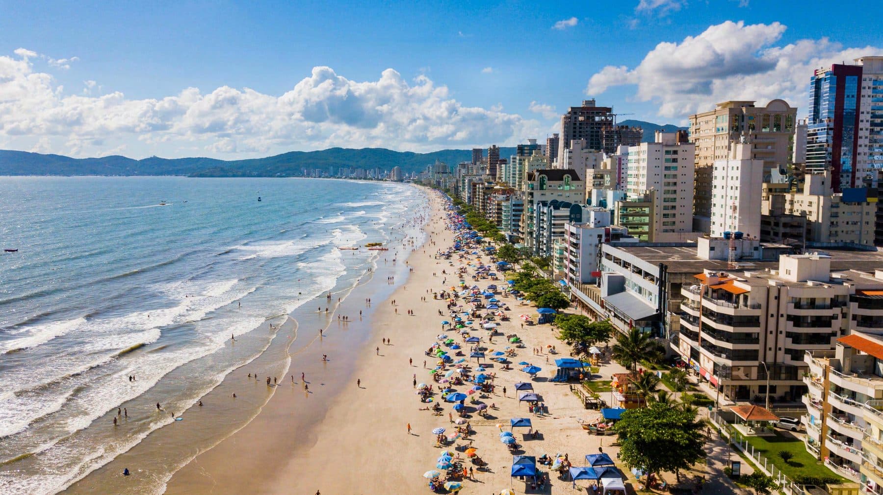 Praia e verticalização de Itapema, cidade onde fica o Seger Tower, empreendimento de salas comerciais