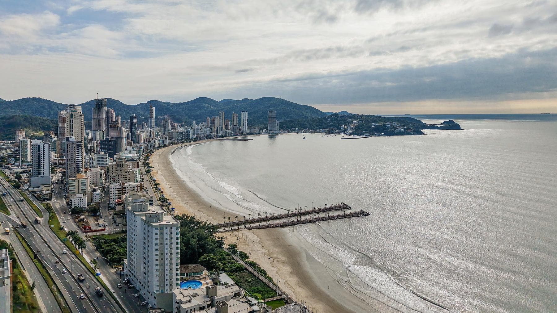 Vista aérea de Itapema com a praia e a BR-101, onde fica o Seger Tower, torre de salas comerciais