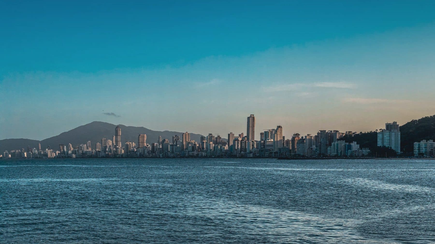 Skyline de Itapema visto do mar, cidade do empreendimento comercial Seger Tower