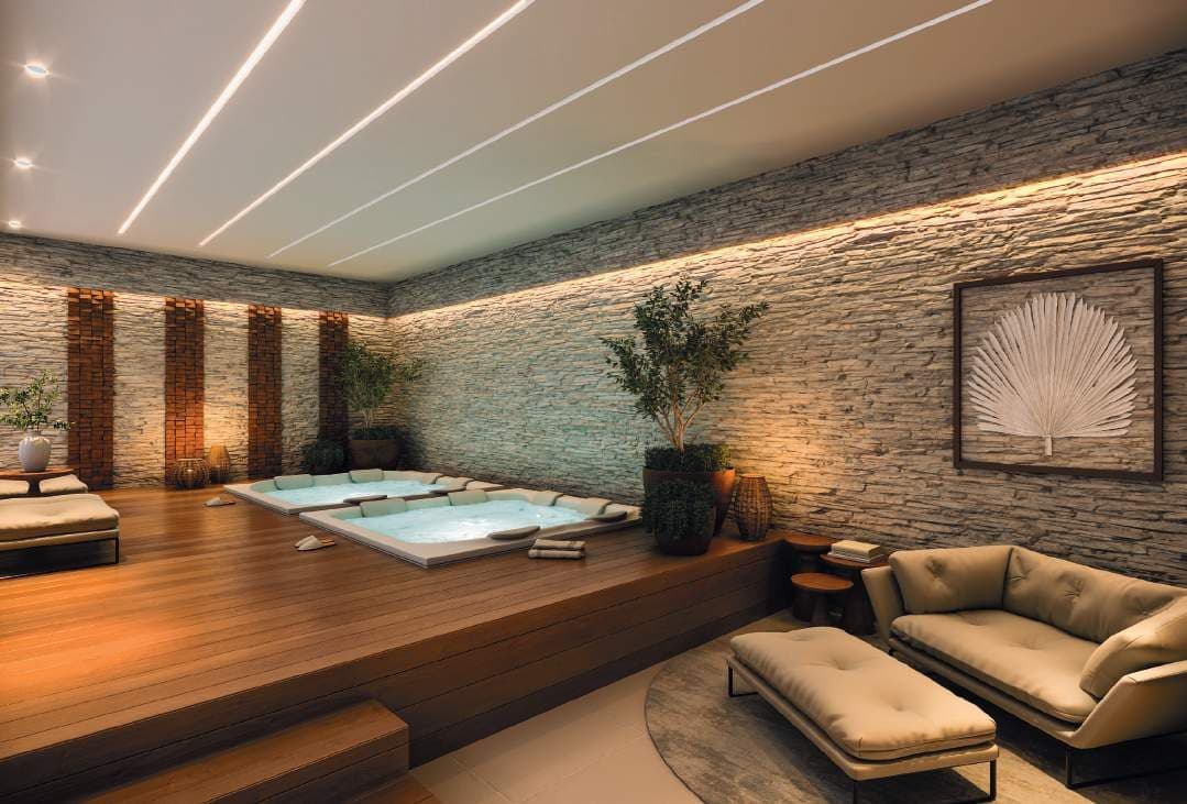 Jacuzzi com lounge em madeira do Serenity Residence, na Meia Praia, Itapema