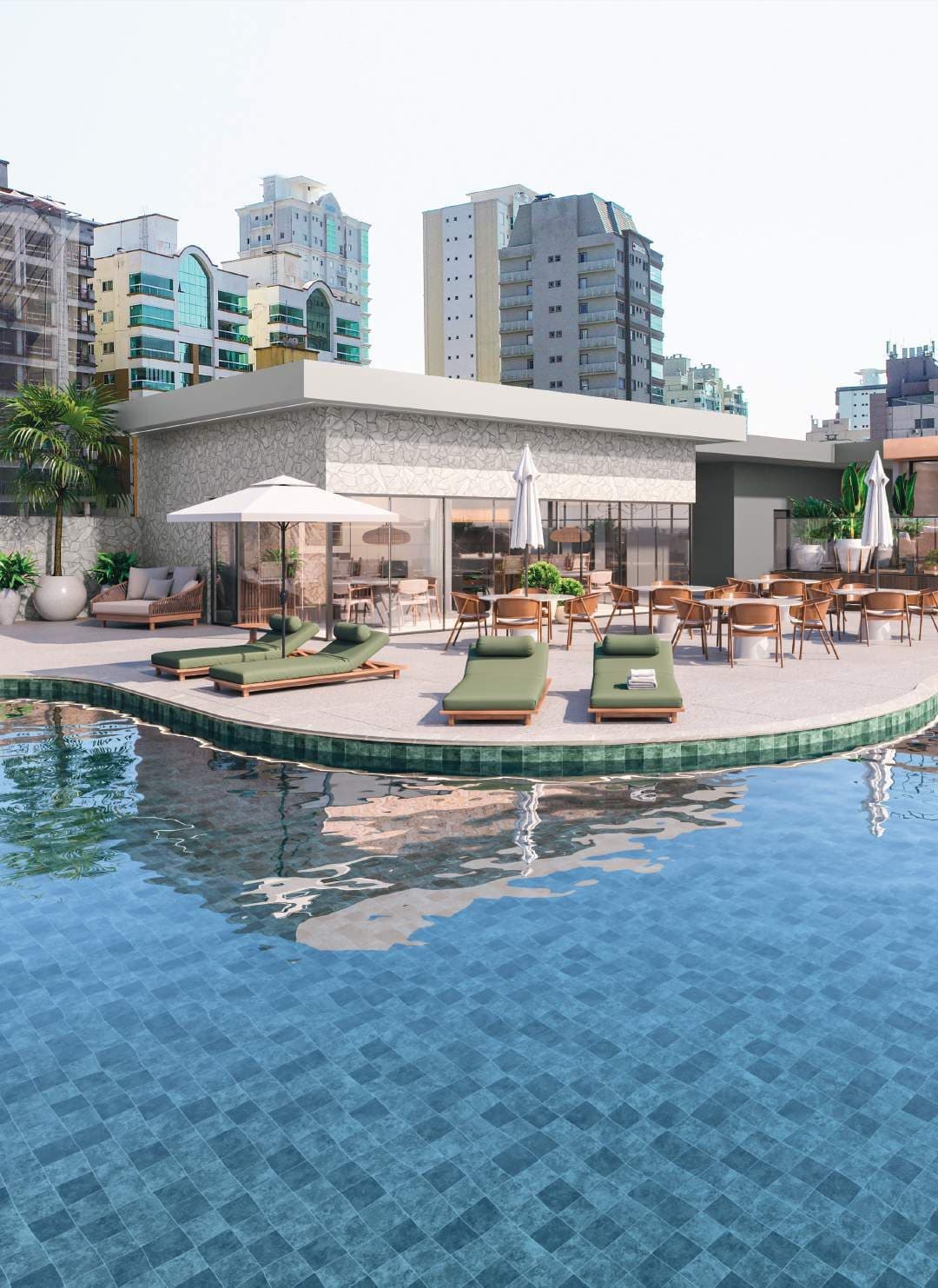 Piscina do Serenity Residence, com deck e vista da cidade, na Meia Praia, Itapema