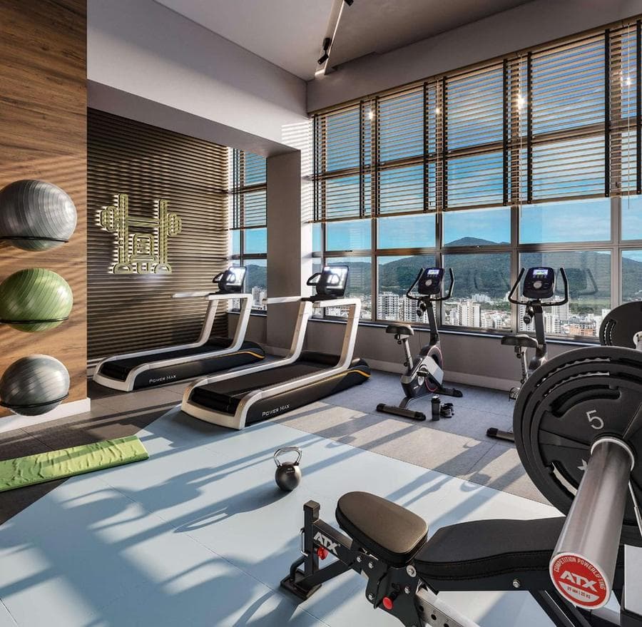 Academia do Summit Tower, com vista da cidade, na Meia Praia, Itapema