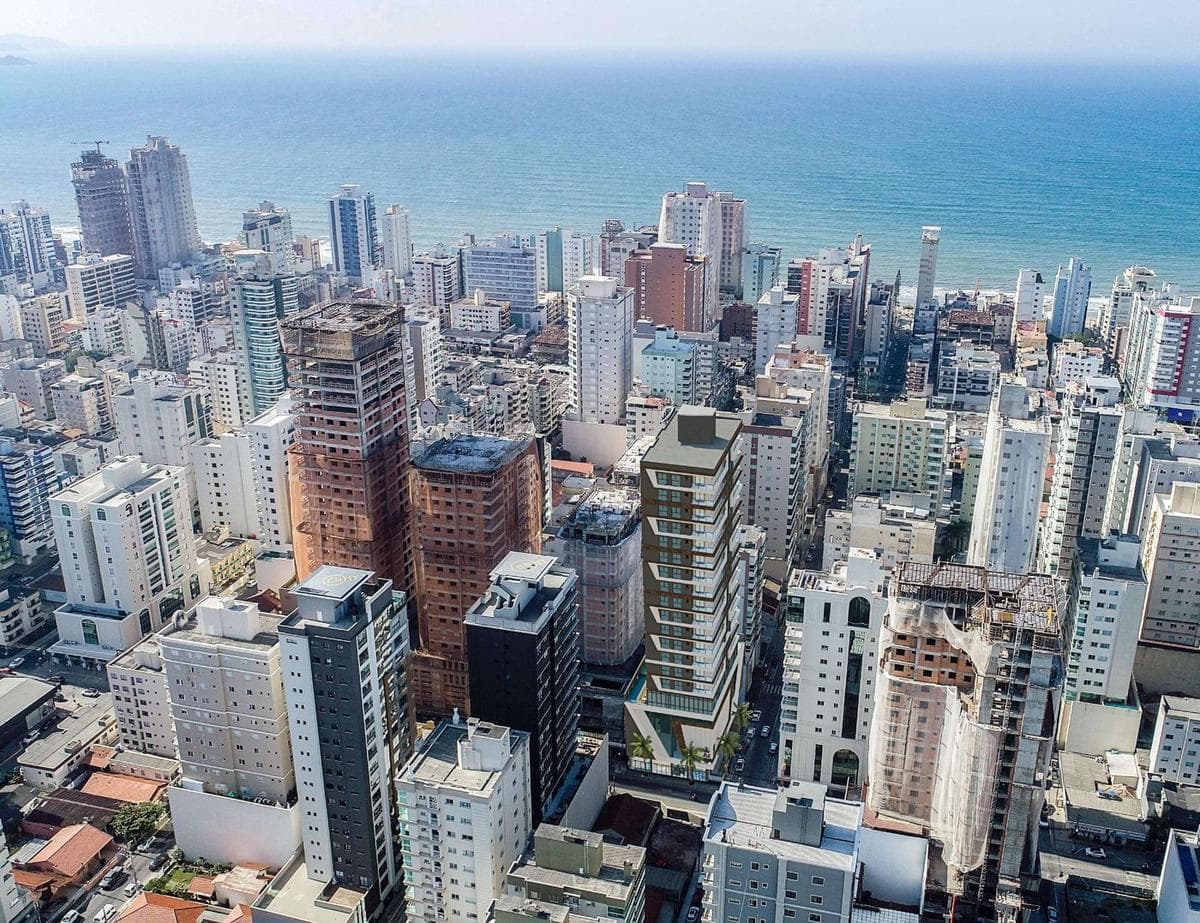 Vista aérea do Summit Tower na Meia Praia, Itapema, com a praia ao fundo