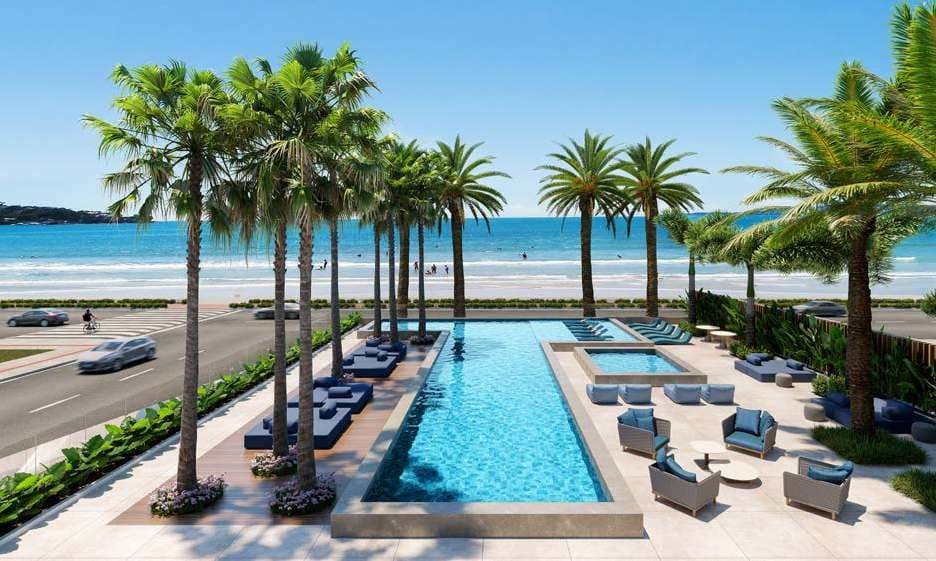 Sunset Boulevard do Sunny Coast, com piscina de raia de 23 m e palmeiras, de frente para o mar de Itapema