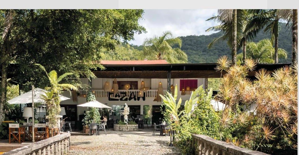 CAZAH — casa antiga preservada e gastronomia no Tenet, com palmeiras e montanha ao fundo