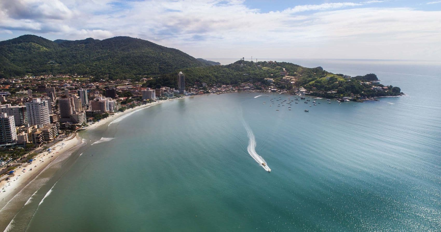 Vista aérea da praia de Itapema, onde fica o The Breeze