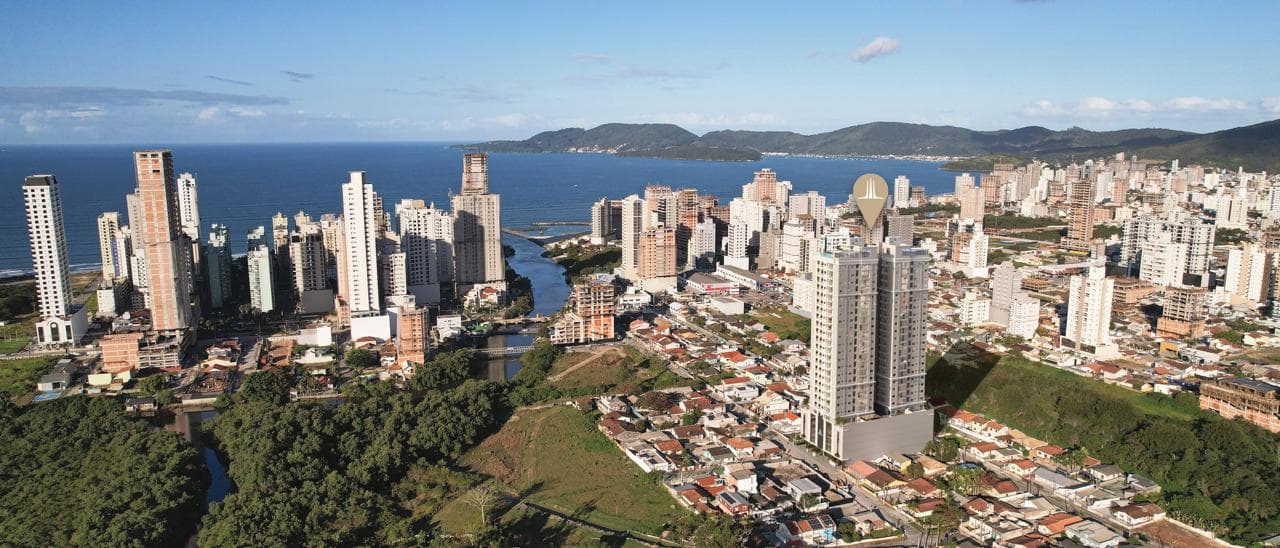 Vista aérea do Balneário Perequê com a localização do Torres de Marseille marcada