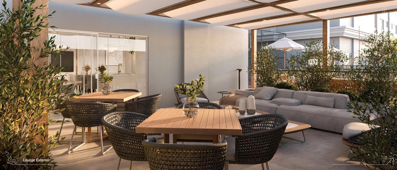 Lounge externo do Torres de Marseille, com mesas e sofás sob pérgola