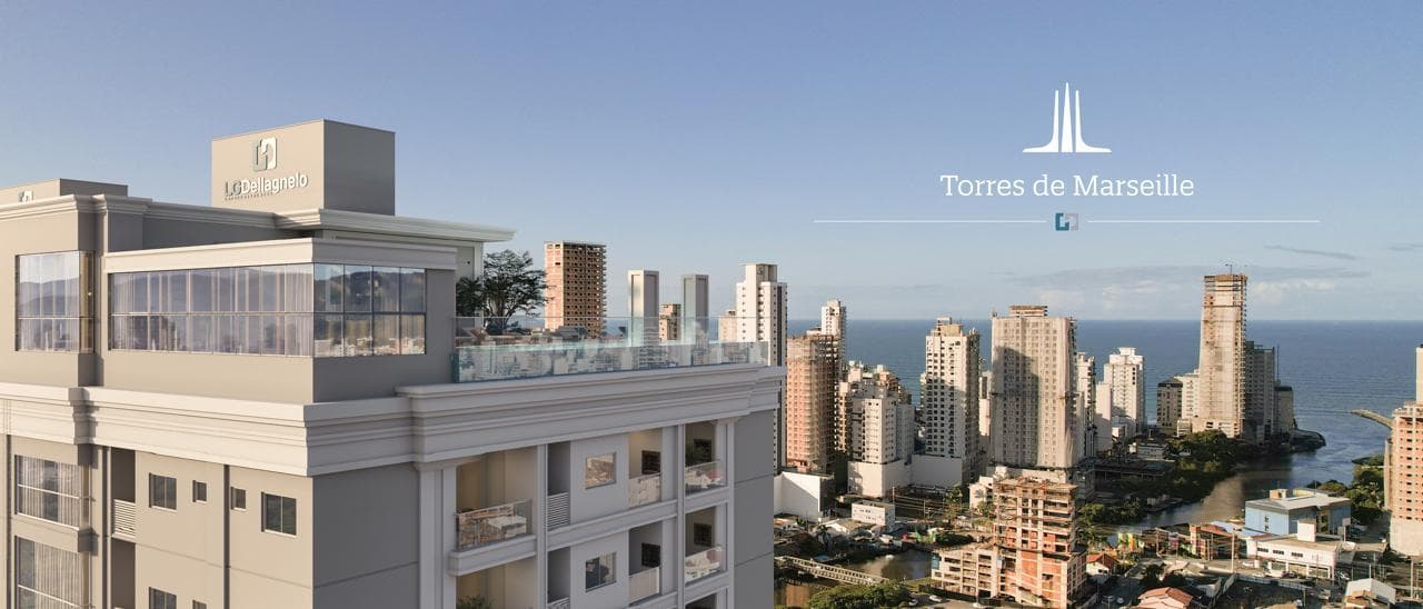 Vista do alto do Torres de Marseille, com o mar de Porto Belo ao fundo