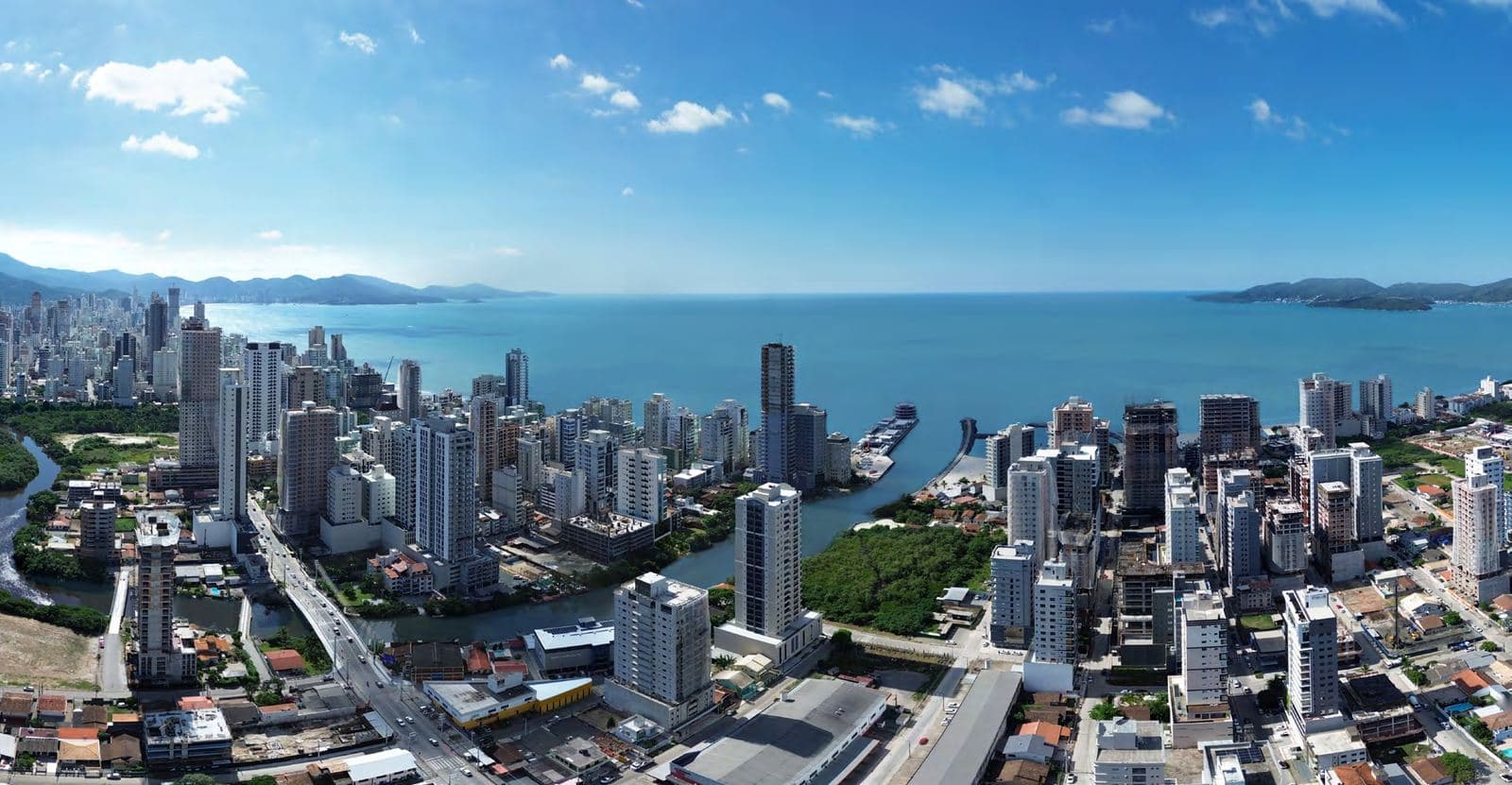 Molhe e píer do Rio Perequê, na ponta da Meia Praia, junto ao Tower23, em Itapema