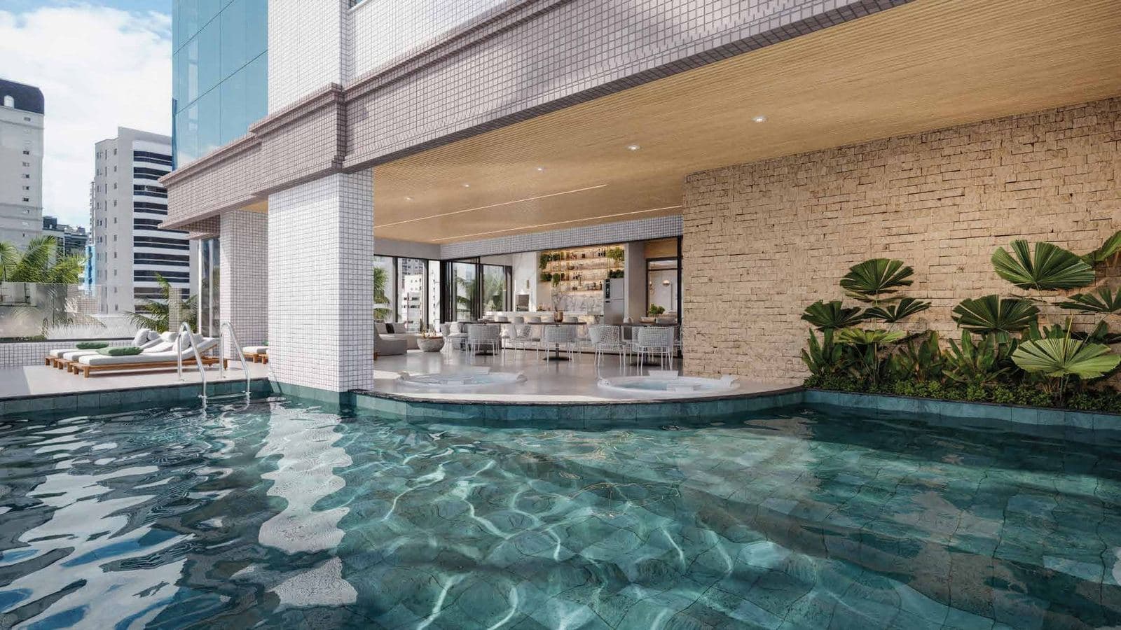 Piscina aquecida com deck e espreguiçadeiras do Villa Di Capri, na Meia Praia, Itapema