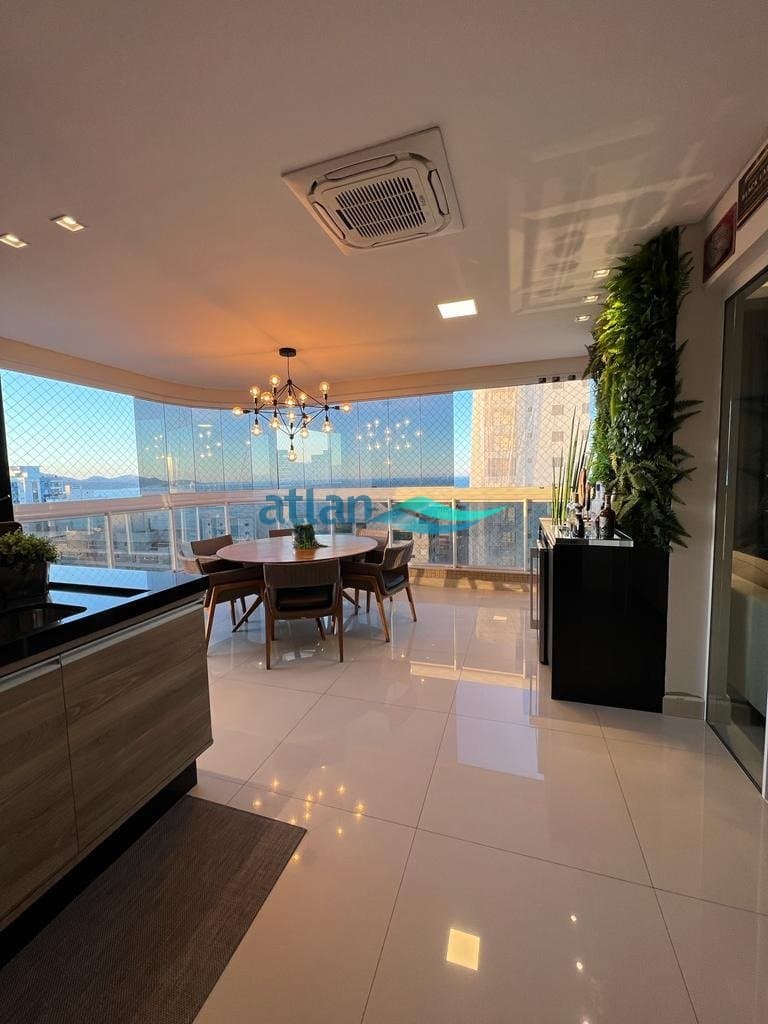 Apartamento 3 suítes em Meia Praia — Meia Praia