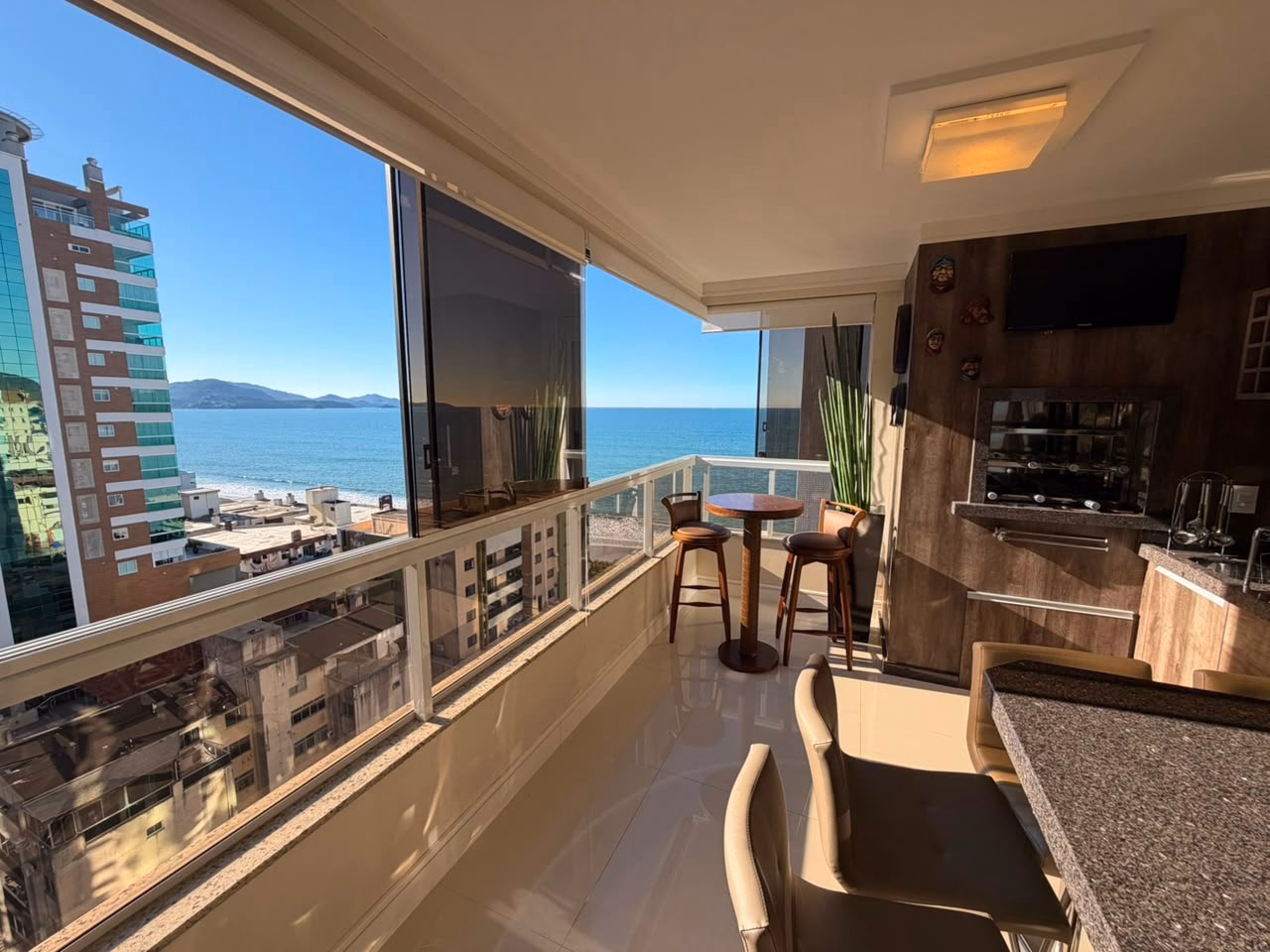 Apartamento 4 suítes em Meia Praia — Meia Praia, Itapema