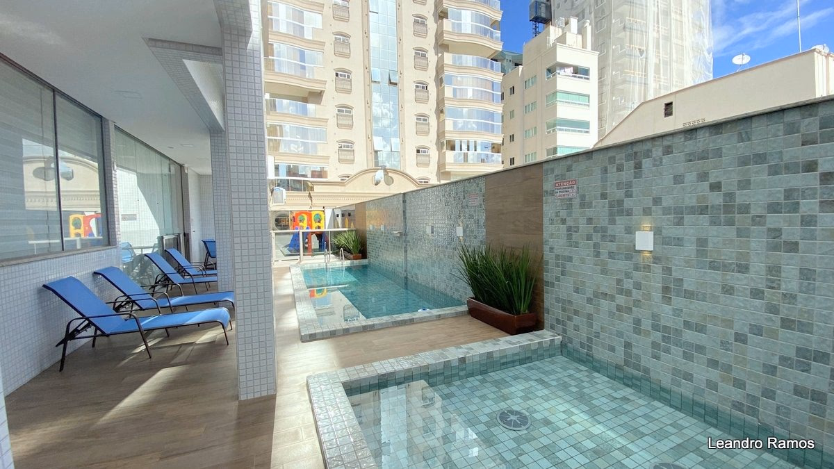 Apartamento quadra mar mobiliado á venda em Meia Praia - beach Village á venda em Itapema (8)