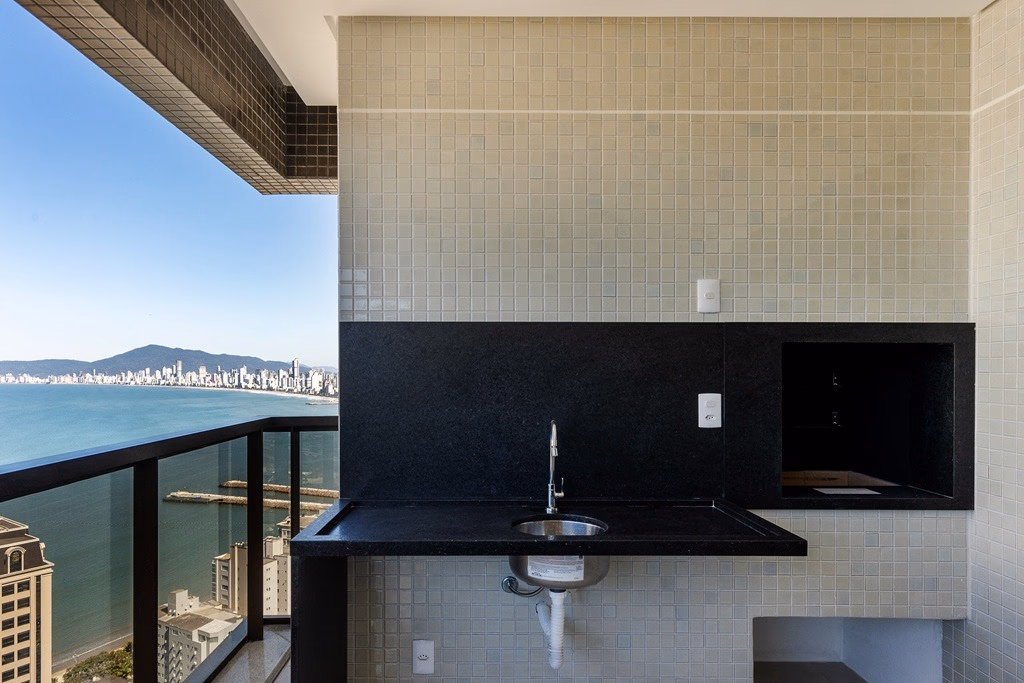 Apartamento 3 suítes em Meia Praia — Meia Praia